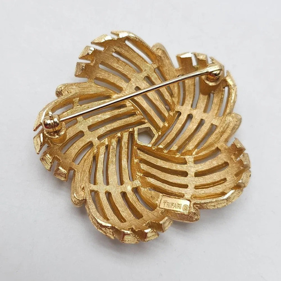 Trifari Brushed Gold Tone Metal Abstract Swirl Flower Star Brooch 1950s Vintage - Picture 4 of 4